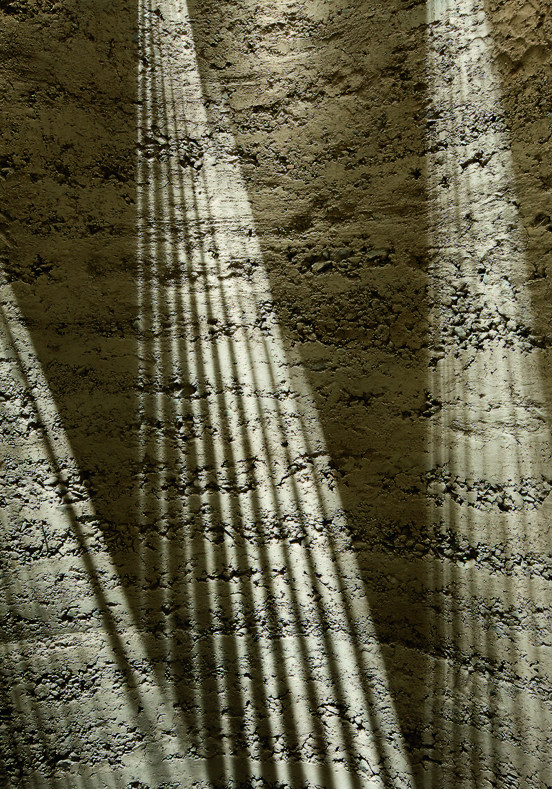 In der Raumfolge zeigen sich die verschie­denen Bearbeitungsstufen der Oberfläche vom Rohen zum Glatten. © Beat Bühler